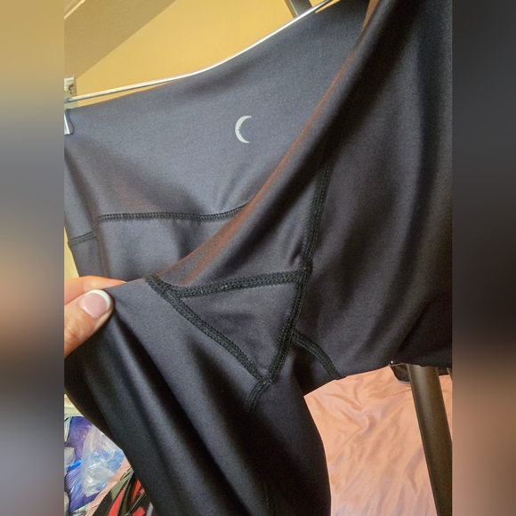 Zyia Black High-Waist Leggings with Crescent Accent 23 Inseam 16 Waist - Picture 4 of 4